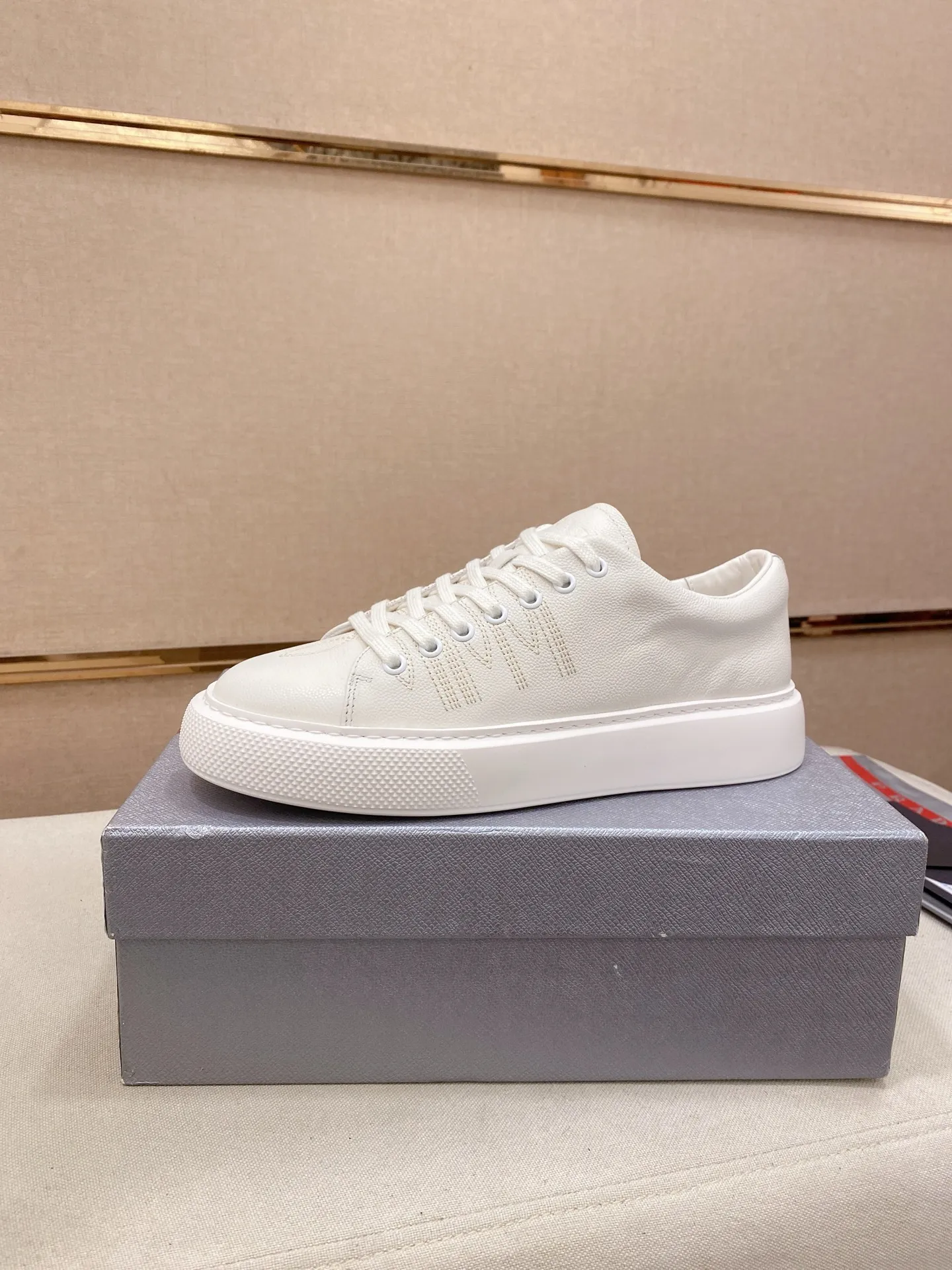 Factory price 560💰 ✔️✔️✔️Higher version High-quality new PRADA (Prada) counters are launched simultaneously. The new men's shoes and 😘fabric are made of selected first-layer cowhide with superb craftsmanship. Lining: Full cowhide lining. 👍🏿 High-end ☄️ air-cushion molded anti-slip rubber outsole, exquisite lines, simple and elegant, comfortable and high-end for leisure travel. Code number: 38 to 45